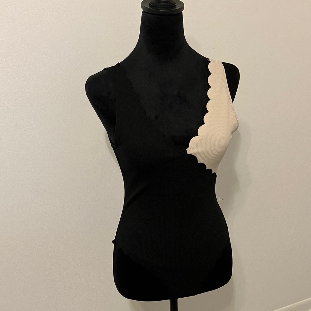 Elegant Two-Tone Scalloped Bathing suit